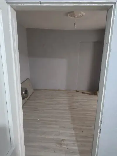 TURGUTLU YEDİEYLÜL'DE FIRSAT! KÖŞE KONUMDA, ZEMİN KAT 2+1 - Konut | Zero Emlak - Fotoğraf 3 Arka Plan